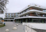 Gotthard-Müller-Schule in Filderstadt-Bernhausen

Fertigstellung 2020, Behnisch Architekten.

Der Schulhof liegt auf der Südostseite. Rechts geht eine Treppe hinunter in die Agora.

27.08.2022 (M)