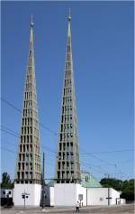 . Die Don-Bosco-Kirche in Augsburg -

Die auffällige Kirche entstand 1961 bis 1962 nach den Plänen von Thomas Wechs und Junior. Die beiden ungewöhnlichen Türme sind 69,5 Meter hoch. 

Mai 2012 (Matthias)