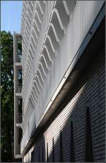 . Der neue Hospitalhof in Stuttgart -

Die gleichmäßig gereihten Fenster der Büros erhielten einen feststehenden baulichen Schutz, ähnlich wie es auch bei der Schule in Allensbach-Hegne zur Anwendung kommt.

Mai 2014 (Matthias)