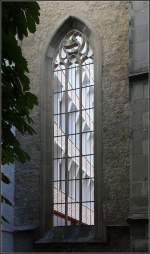 . Der neue Hospitalhof in Stuttgart -

Ein stehengebliebenes Kirchenfenster mit dem Neubau dahinter.

August 2014 (Matthias)