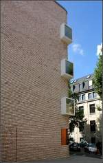 . Der neue Hospitalhof in Stuttgart -

Der gesamte Neubau wurde einheitlich mit einem hellen Stein verkleidet. Sogar manchen Fluchttüren liegen hinter der Steintapete (unten links).

August 2014 (Matthias)