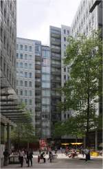 . Wohn- und Geschäftskomplex Central St. Giles in London -

Die öffentliche Piazza ist farblich zurückhaltender gestaltet.

Juni 2006 (M)