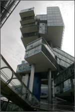. Die Nord-LB in Hannover -

Von unten betrachtet wird die skulpturale Form des Turmes am deutlichsten. Es sieht aus wie gestapelte und verdrehte Bauklötze.

November 2011 (Matthias)