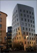 . Der Gehry-Tower in Hannover -

Das neunstöckige Gebäude ist in sich verdreht und mit einer Edelstahlfassade versehen, geplant von Frank Gehry (daher der Name) und 2001 fertiggestellt.

November 2006 (Matthias)