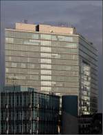 . Bürohochhaus 'Stadttor' in Düsseldorf -

Blick von Osten auf das trapezförmige Bürohochhaus.

März 2010 (Matthias)