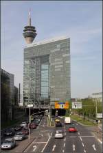buero-und-verwaltungsgebaeude/366380/-buerohochhaus-stadttor-in-duesseldorf--das . Bürohochhaus 'Stadttor' in Düsseldorf -

Das Stadttor steht über dem Rheinufertunnel für die Bundesstraße B1. Dahinter der 240,50 Meter hohe Rheinturm, gebaut von 1979 bis 1982.

April 2011 (Matthias)
