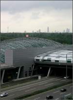 bahnhoefe/364124/-fernbahnhof-flughafen-frankfurt--als-teil . Fernbahnhof Flughafen Frankfurt -

Als Teil der Schnellfahrstrecke Frankfurt - Köln wurde 1999 der Fernbahnhof am Frankfurter Flughafen eröffnet. Geplant wurde der Bahnhof von den Hamburger Architekten Bothe, Richter, Teherani (BRT-Architekten). Hier eine Außenansicht mit der großen Glaskuppel. Der Bahnsteigbereich wird mit einer großen Betonplatte überdeckt auf dem inzwischen ein großer Bürokomplex errichtet wurde. Die Glaskuppel befindet sich jetzt innerhalb eines Innenhofes. Im Hintergrund die Skyline von Frankfurt am Main.

http://www.brt.de/projekte/nav/2/location/deutschland/city/frankfurtm/project/fernbahnhof-flughafen-frankfurt.html

Juni 2006 (Matthias)