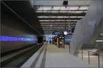 . S-Bahnhof 'Bayerischer Bahnhof' in Leipzig -

Auffälligstes Architekturelement in der Bahnsteigebene ist der leuchtende blaue Streifen an den Wänden.

Februar 2014 (Matthias)