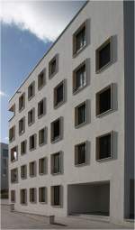 . Wohnhäuser von Baumschlager Eberle auf dem Stuttgart Killesberg -

Die Fassaden werden geprägt vom Spiel der zahlreichen unterschiedlich großen, oft quadratischen Fenster, die versetzt angeordnet sind. Merkmal sind die vorstehenden Fensterumfassungen, die auch einen Schattenwurf auf die Fassade bewirken.

Mai 2014 (M)