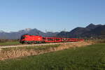 1116 267 mit leeren Autotransportwagen aus Salzburg kommend am 8. April 2026 bei Bernau am Chiemsee.