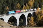 RhB Ge 4/4 II 619  S�dostschweiz  und RhB Ge 4/4 II 632 waren mit einem G�terzug am 27. Oktober 2021 auf dem  Albula-Viadukt II  in Richtung Berg�n unterwegs. 