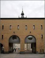. Rathaus Fellbach -

Die Bogenform an den Durchgängen erinnert im Zusammenhang mit der recht geschlossenen Fassade an historische Bauwerk ohne historisierend zu sein.

März 2011 (Matthias)