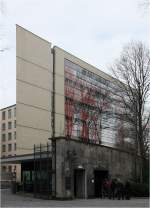 . Erweiterung des Bayerischen Landtages, Maximilianeum München -

Von 1993 bis 1994 wurde auf der Ostseite des Maximilaneums zwei L-förmige Erweiterungsbauten errichtet. Geplant wurden sie von Staab Architekten aus Berlin.

März 2015 (Matthias)