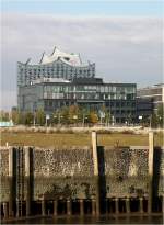 
. Die Elbphilharmonie in Hamburg -

Über den bislang bestehenden Gebäuden in der Hafencity ragt die Elbphilharmonie mit ihrem geschwungenen Dach auf.

Oktober 2015 (M)