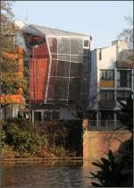 . Das 'Schlaue Haus' in Oldenburg -

Blick über den Schloßteich zur bauchigen Glasfassade des Neubaus.

November 2013 (Matthias)
