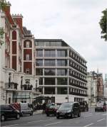 
. The Vere Gardens Residential Deveolopment in London-Kensington -

Blick von Osten auf den Neubau. Hinter den Glasfassaden würde man eher Büros vermuten.

Juni 2015 (M)