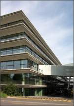 . Forschungs- und Laborgebäude in Allschwil bei Basel -

Brücken stellen die Verbindung zum Nachbargebäude her.

Juni 2013 (Matthias)